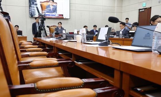 與 없이 진행되는 선관위 청문회