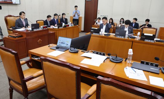 더불어민주당, 재검표 일정에 반발하며 청문회 불참