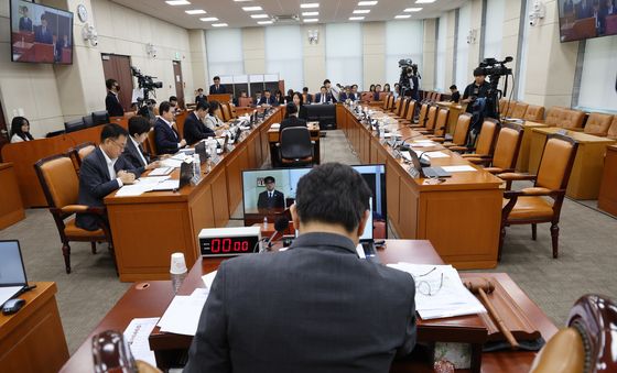 與 없이 진행되는 선관위 청문회