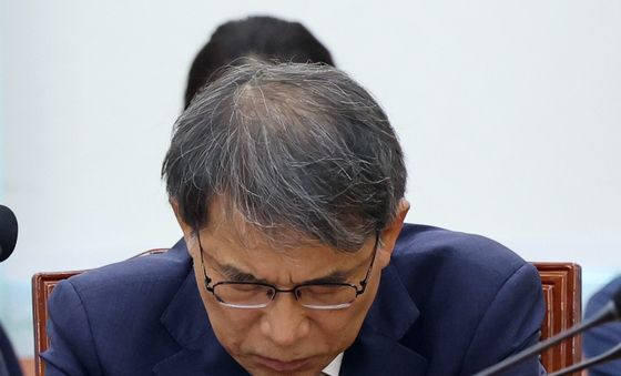 생각에 잠긴 노태악 전 선관위원장