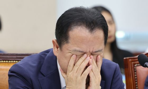 생각에 잠긴 위철환 선관위원장 직무대행