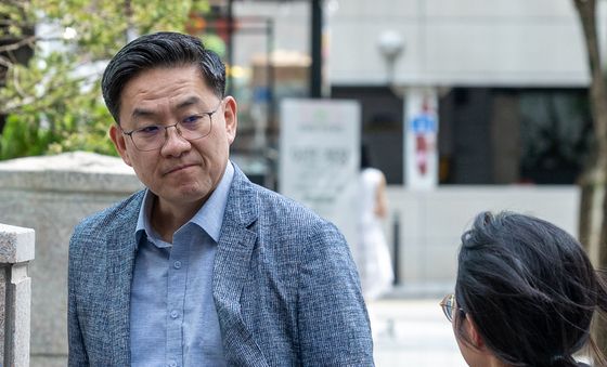 취재진 바라보는 이진우 전 사령관