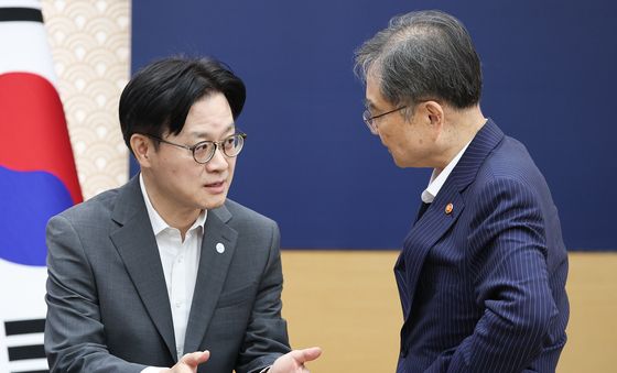 대화하는 김정관·조현 장관