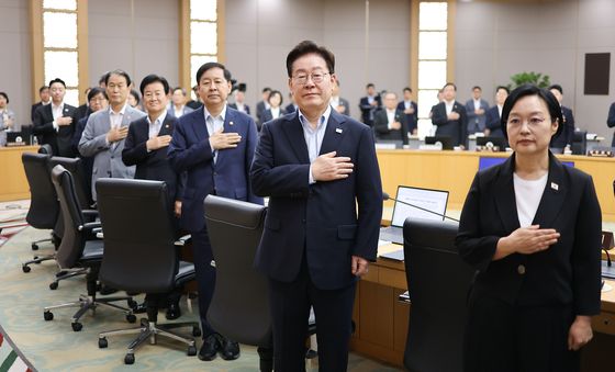 국민의례하는 이재며 대통령
