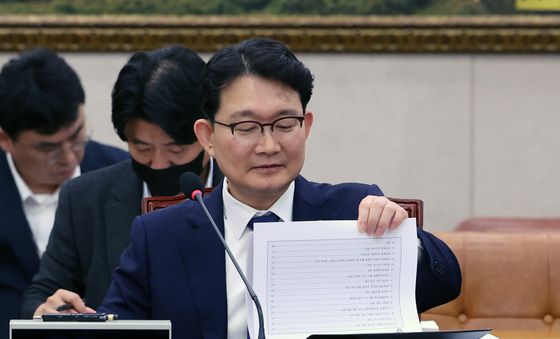 자료 살펴보는 김종구 차관