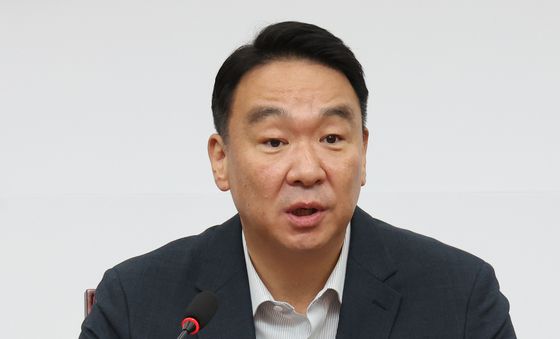 인사말하는 정희용 위원장