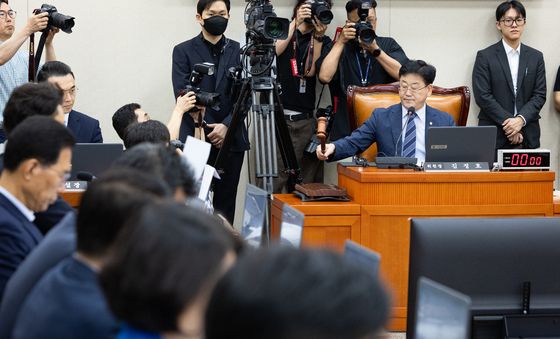 의사봉 두드리는 김정호 위원장
