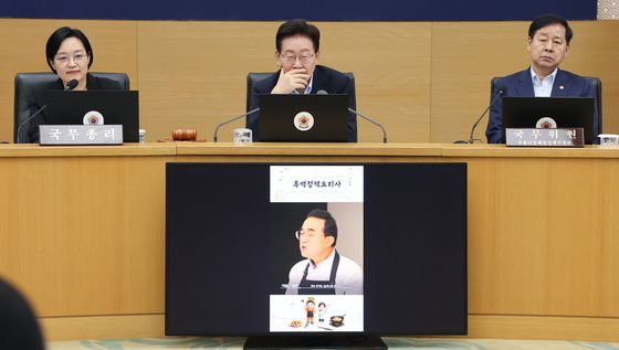 영상자료 시청하는 이재명 대통령