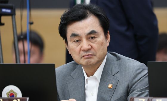 영상자료 시청하는 안규백 국방장관