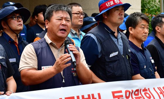발언하는 송무근 민주노총 포항지부장