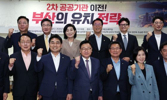 국민의힘 부산 의원들과 함께 기념촬영하는 한동훈 의원