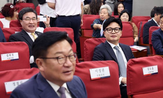 정점식 원내대표 바라보는 한동훈 의원