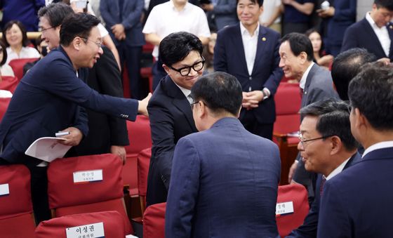 국민의힘 의원들과 인사 나누는 한동훈 의원