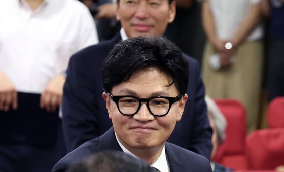 정점식 원내대표와 악수 나누는 한동훈 의원
