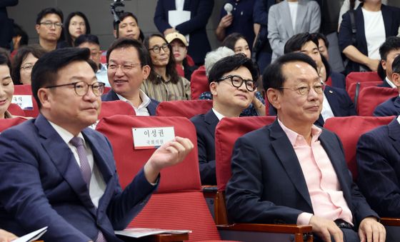 국민의힘 의원들과 함께 자리한 한동훈 의원
