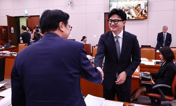 우원식 의원과 인사 나누는 한동훈 의원