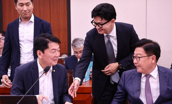 안철수 의원과 인사 나누는 한동훈 의원