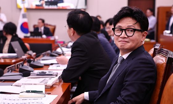 한동훈 무소속 의원, 외통위 전체회의 참석