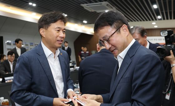 인사 나누는 한병도 위원장과 곽노정 CEO