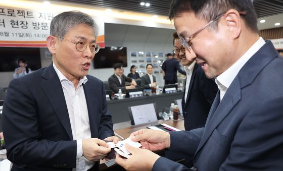 김용관 사장과 인사 나누는 한병도 특위 위원장