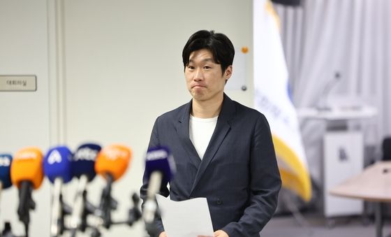 브리핑 위해 이동하는 박지성 공동위원장