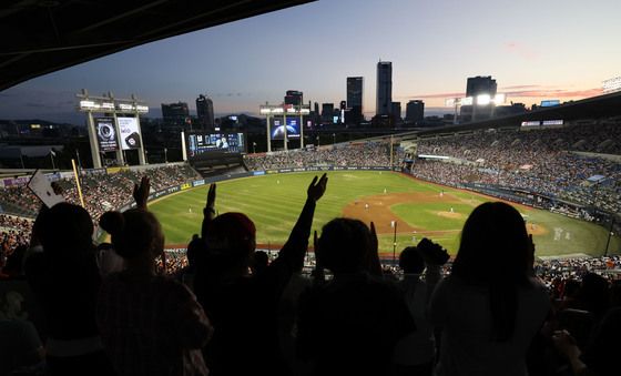 폭염 속 멈췄던 프로야구, 다시 재개