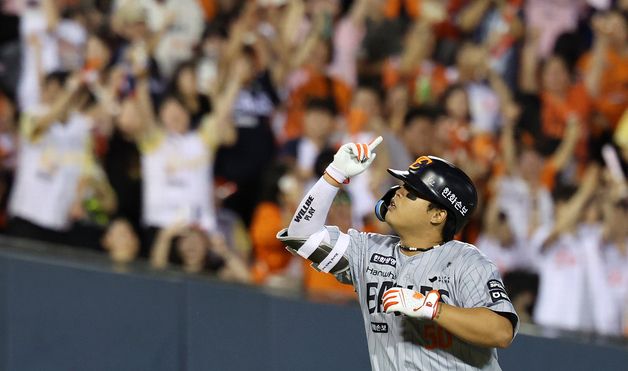 강백호, 솔로포 친 뒤 세리머니