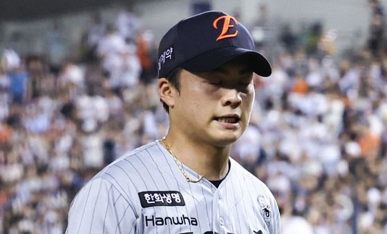 실점 후 마운드 내려오는 왕옌청