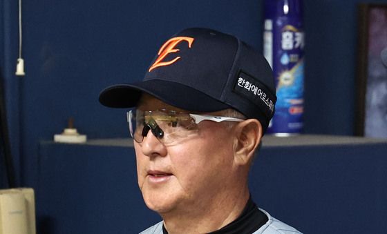 경기 지켜보는 김경문 감독