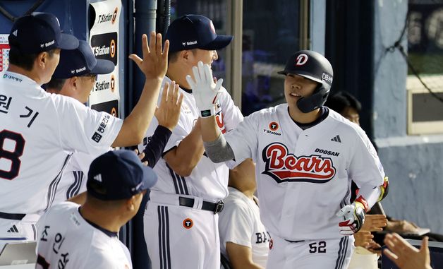 코칭스태프 축하 받는 박준순
