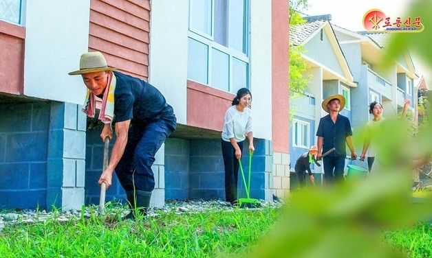 北, 신의주 송한과수농장 조명…"새 마을에 웃음 넘쳐"