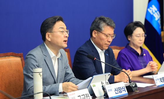 발언하는 신장식 조국혁신당 대표