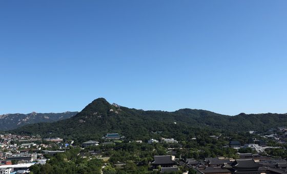 북악산 위로 펼쳐진 청명한 하늘