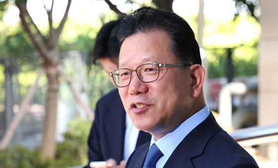 취재진 질문 답하는 송보영 대표