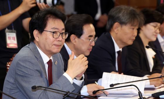 한성숙 총리 발언듣는 이한주 부위원장