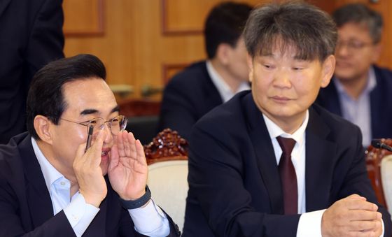 박홍근 장관 '소곤소곤'