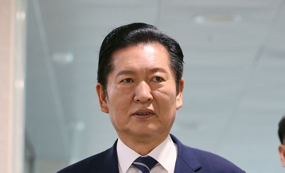 기자회견 위해 이동하는 정청래 후보