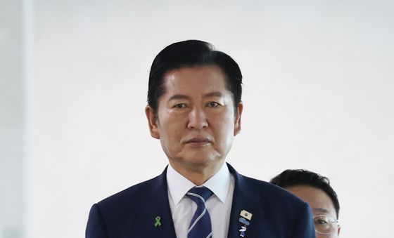 기자회견 위해 이동하는 정청래 후보