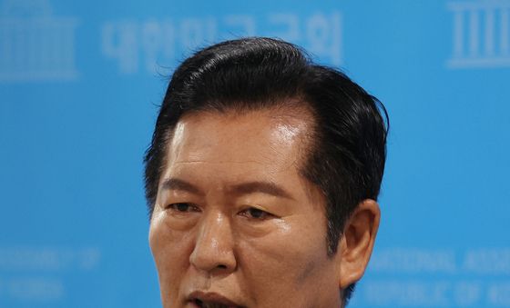 취재진 질문에 답하는 정청래 후보