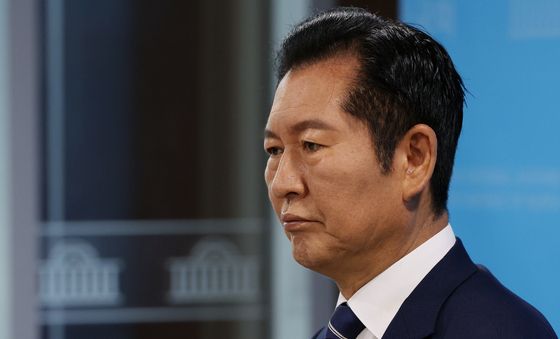 질문 경청하는 정청래 후보
