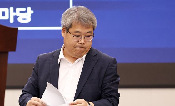 자리 향하는 홍석기 국가수사본부장