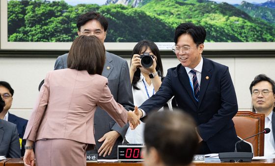 나경원 의원과 인사하는 김영훈 장관