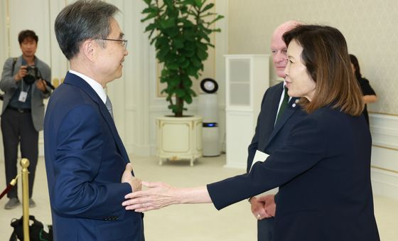 대화하는 조현 장관· 미셸 스틸 주한미국대사