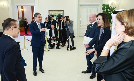 대화 나누는 조현 외교부 장관