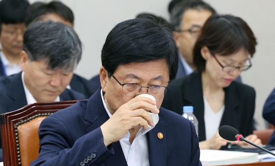 물 마시는 최교진 장관