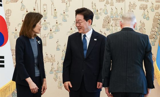 주한미국대사와 대화하는 이재명 대통령