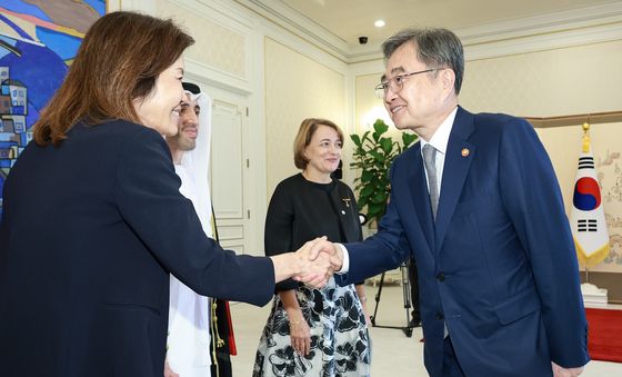 인사하는 조현 장관· 미셸 스틸 주한미국대사