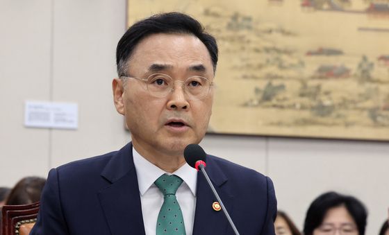 질의에 답하는 차정인 위원장
