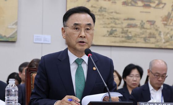 답변하는 차정인 국가교육위원회 위원장