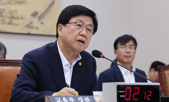 답변하는 최교진 장관